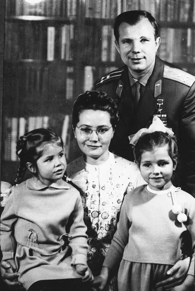Семьи дочерей гагарина. Семья Юрия Гагарина. Семья Гагарина Юрия Алексеевича. Жена Юрия Гагарина.