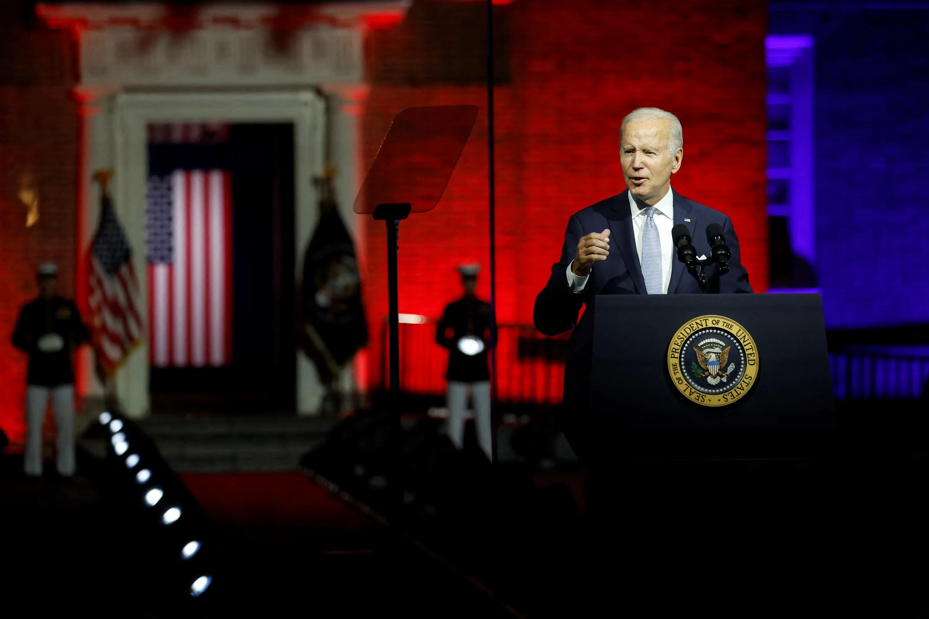 Байден 1993. Выступление байдена. Biden red meme. Байден красные. Joe biden red light.