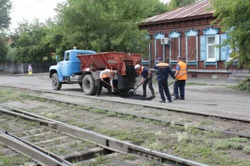 Омск ремонт сайт. Рыльское ДРСУ. Рыльск ДРСУ. Город Канаш мальчики чинят дорогу Ильича их лица.