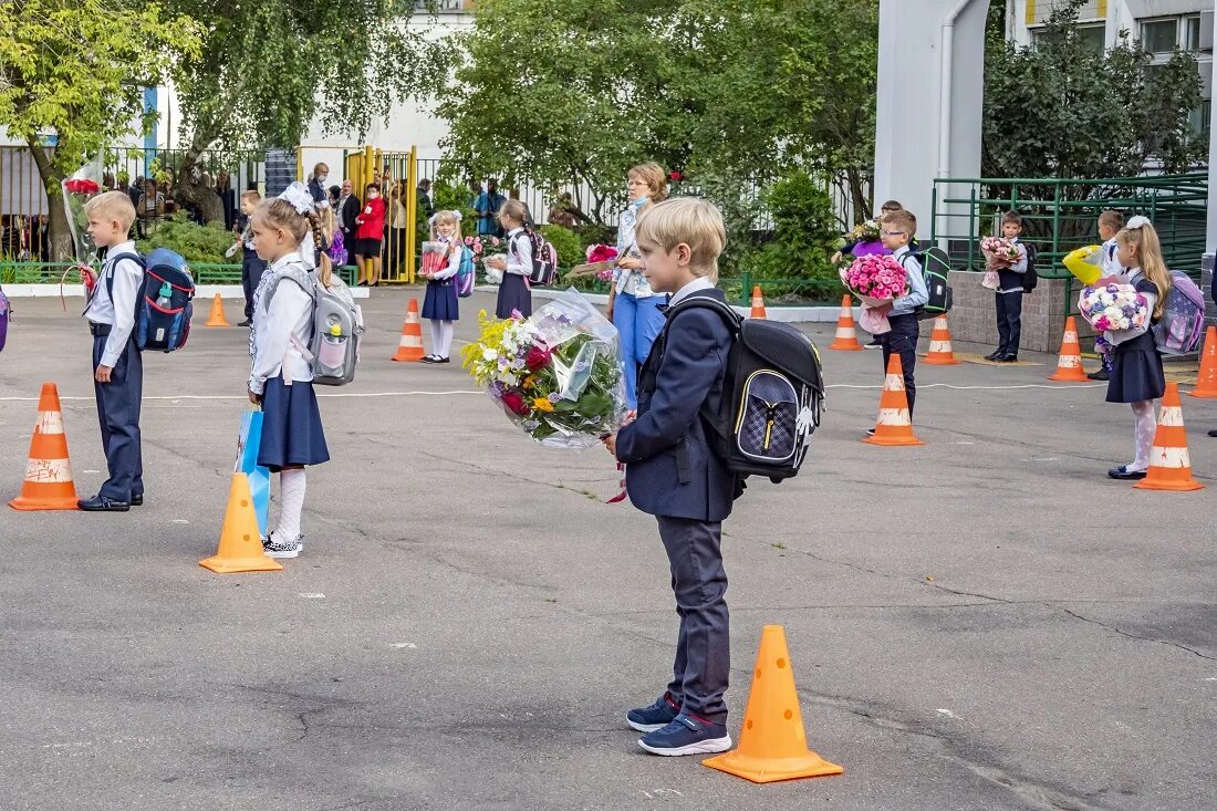 Пойти в школу в москве. 1 Сентября 2021 линейка. Картинка 1 сентября дети идут в школу. Школа ждет. Ждем в школу 1 сентября.