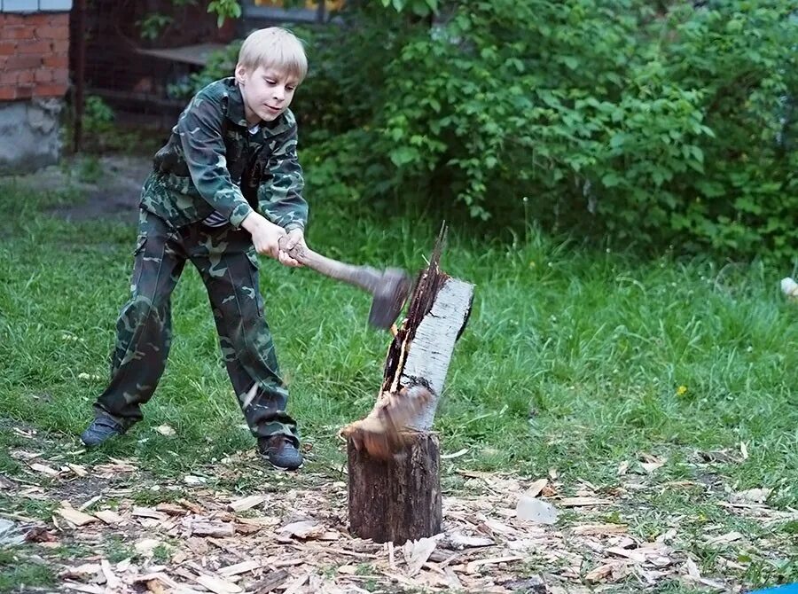 Мальчик с дровами. Мальчик с топором. Рубить топором. Мужик рубил топором