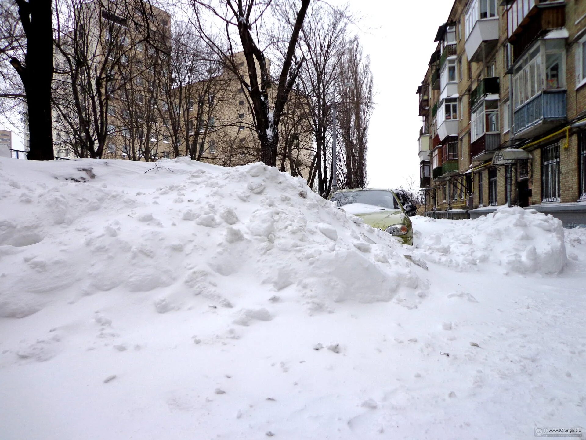 Где мало снега. Заснеженный двор. Сугробы во дворе. Двор зимой. Снег во дворе.