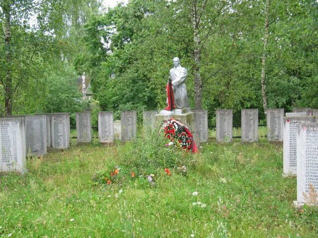 Захоронения псковской области. Братская могила Псковская область Невельский район. Великолукский район Братские могилы. Псковская область Великолукский район Братская могила. Мемориальный комплекс Невельский район.