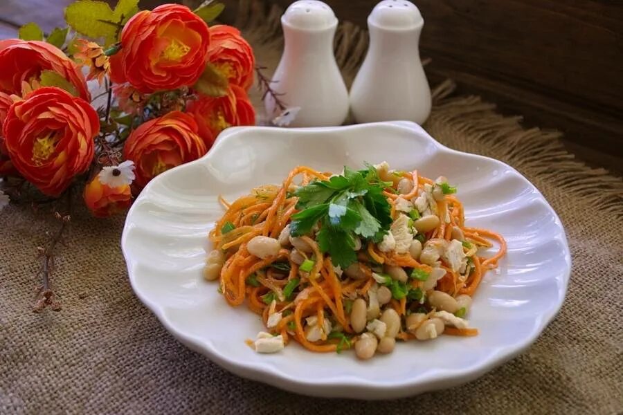 Салат с жареной морковкой и фасолью. Салат с фасолью и корейской морковью и курицей. салат с фасолью и корейской морковью. салат с морковью по-корейски и фасолью. морковь по корейски с белой фасолью.