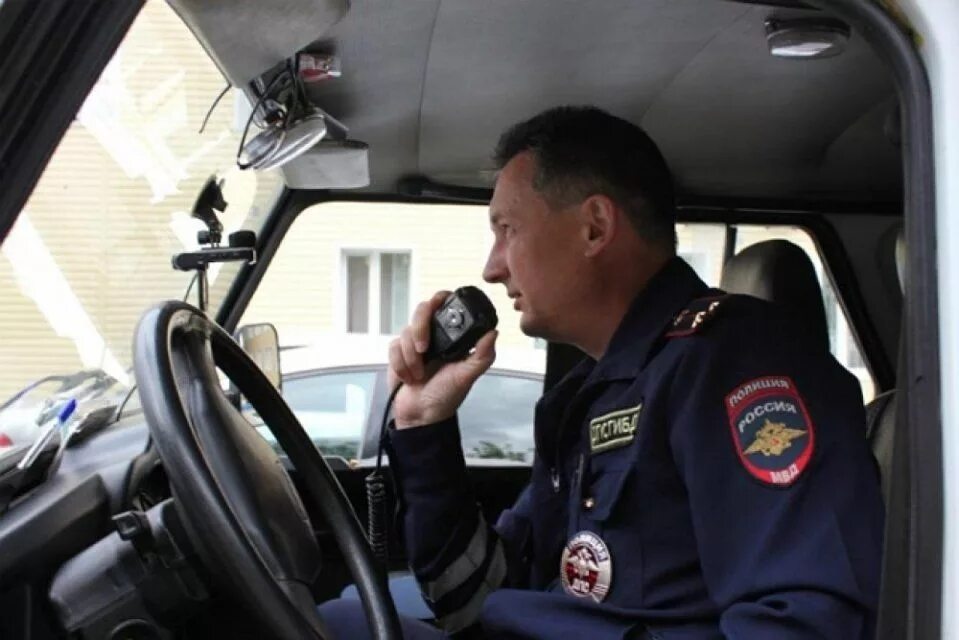 Картинка водителя дежурки электросети. Полицейская рация в машине. Водитель дежурного автомобиля. Водитель дежурного автомобиля. Рация гибдд.