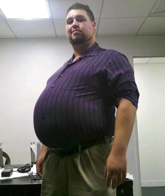 Массивный толстый молодой человек со стриженою. Мужчина с большим животом. Мужчина с большим пузом.