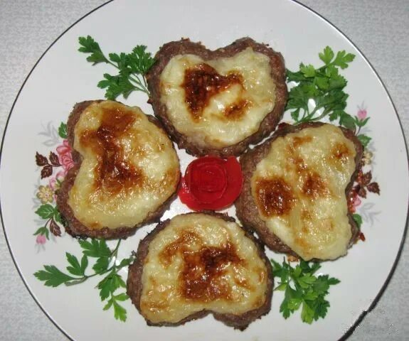 Фарш медальоны. Медальоны в беконе в духовке. Стожки из фарша в духовке. Котлеты на тарелке. Медальоны из фарша.