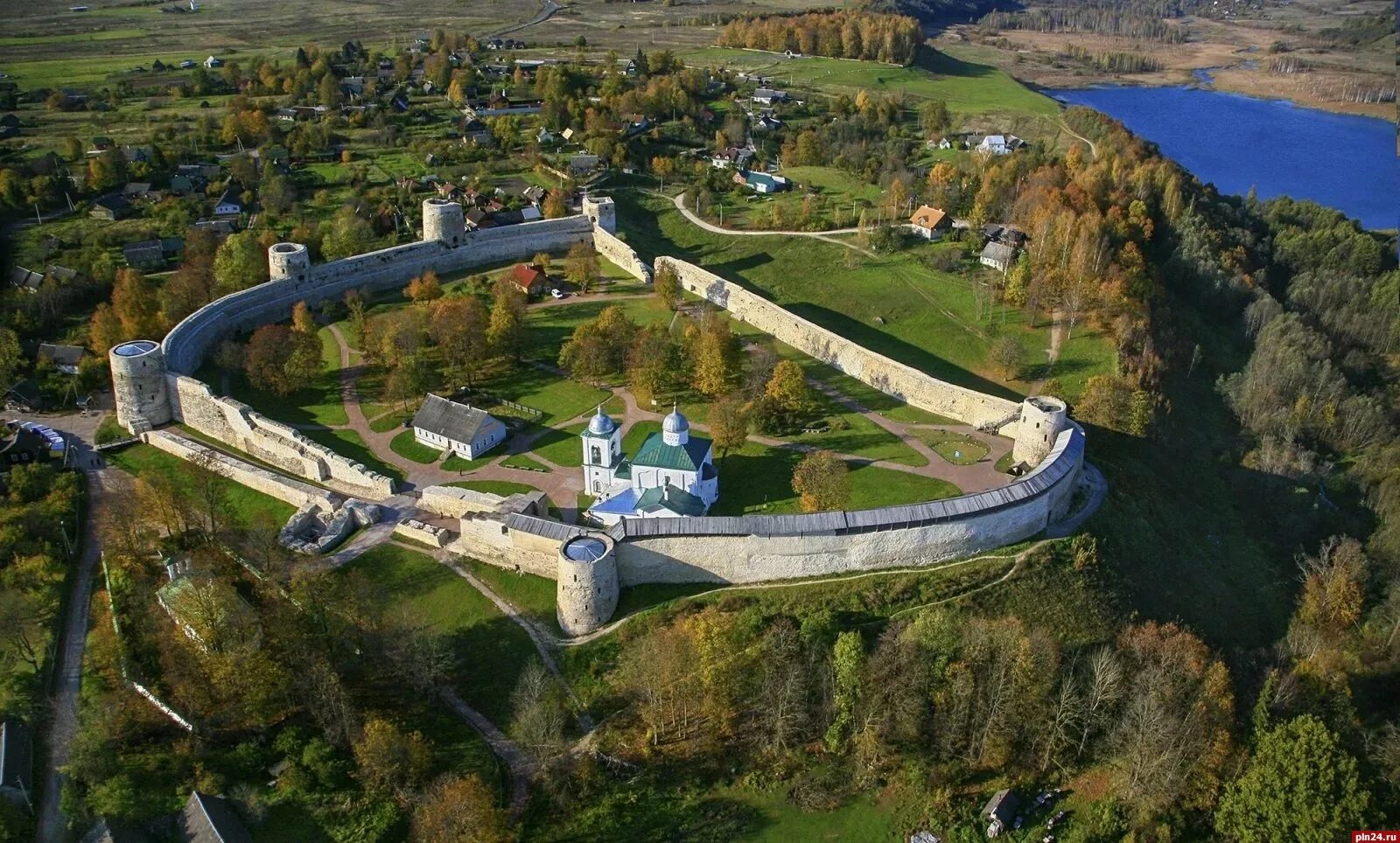 В каких городах есть крепость. Музей-заповедник изборск. псков. изборская крепость. каменная крепость изборск 1330. псково-печерский монастырь крепость.