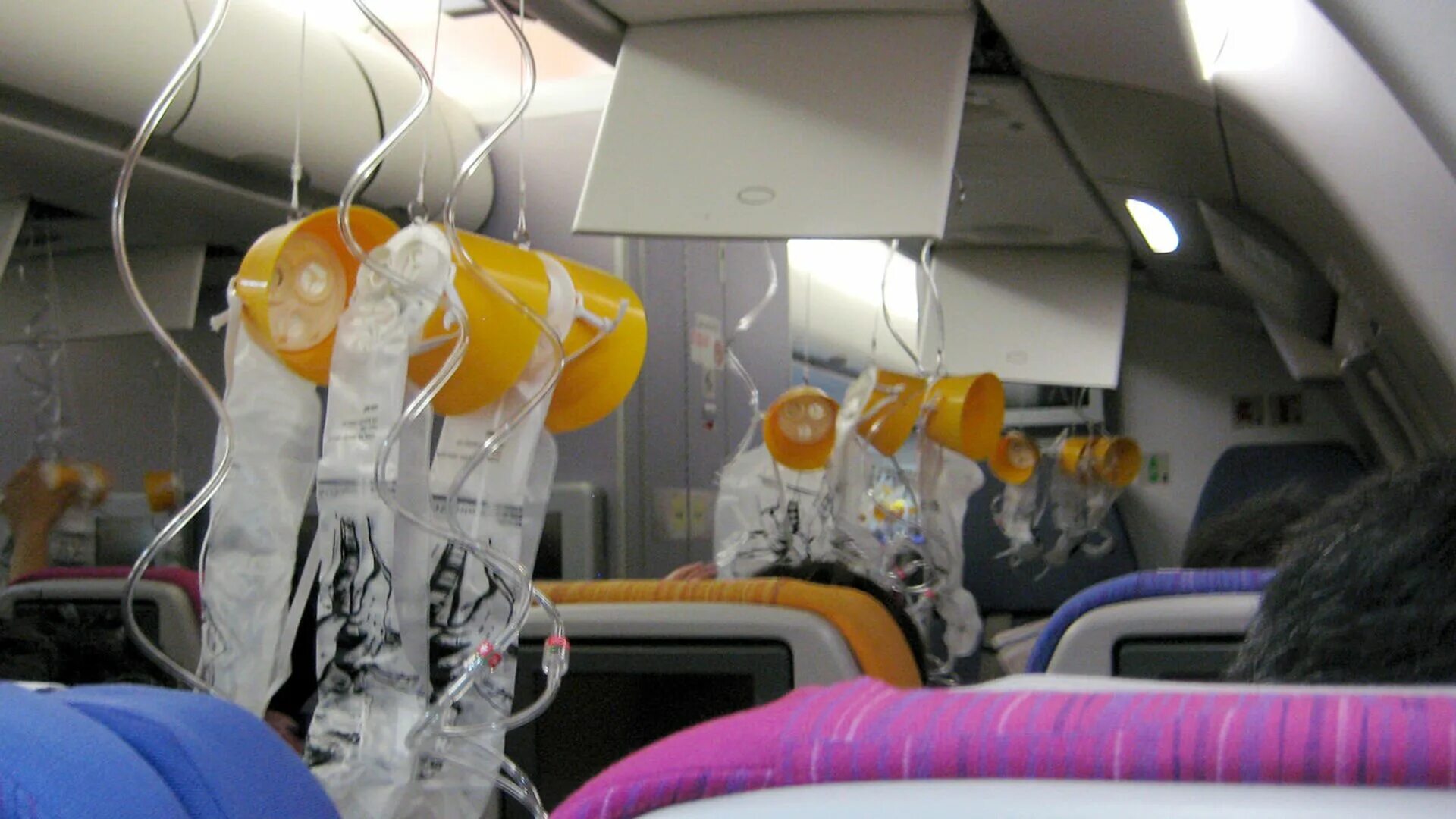 Разгерметизация салона. Кислородные маски пассажиров на а330. А-320 маска кислородная. Боинг 737 кислородные маски. Разгерметизация самолета на высоте.