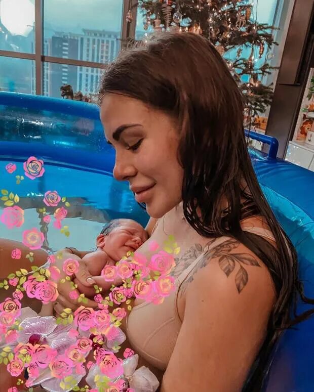 Семья прилучных рождение дочери. Блоггер которая родила. Блоггер которая родила. Блоггеры которые родили ребенка. Блоггер которая родила.