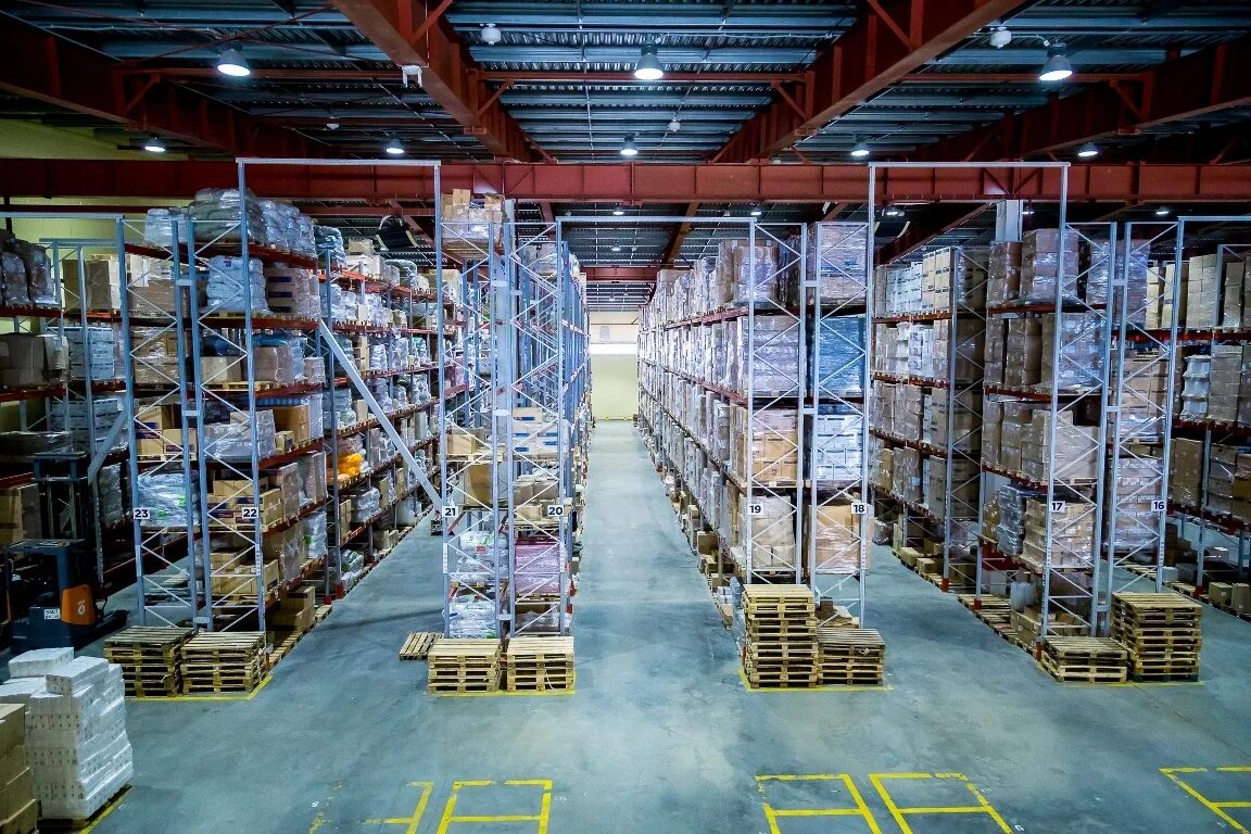 склад упаковки. зона приемки на складе. складское помещение. красивый склад упаковка. небольшой склад.