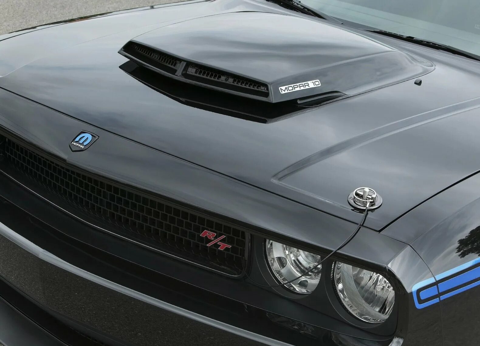 Dodge Challenger Mopar. Додж Челленджер 2010. Капот Додж Челленджер. Замки капота dodge Challenger.