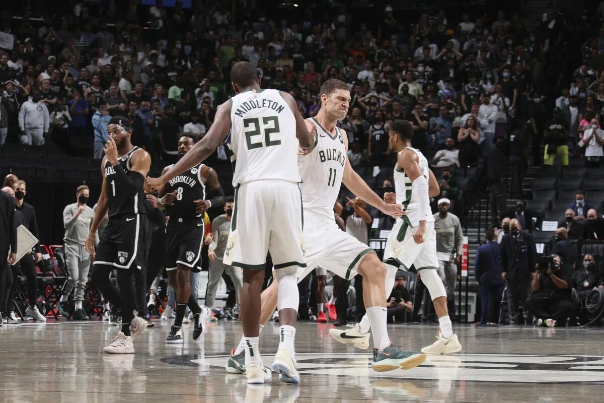 Brook Lopez Milwaukee Bucks. Brook Lopez photo Bucks. Brook Lopez photo. Final net