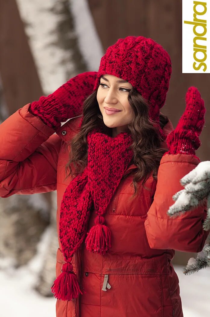 Шарф шапка красный. Шапка к красной куртке. Шапка под красную куртку. Шапка и шарф к красной куртке. Яркие вязаные зимние шарф и варежки.