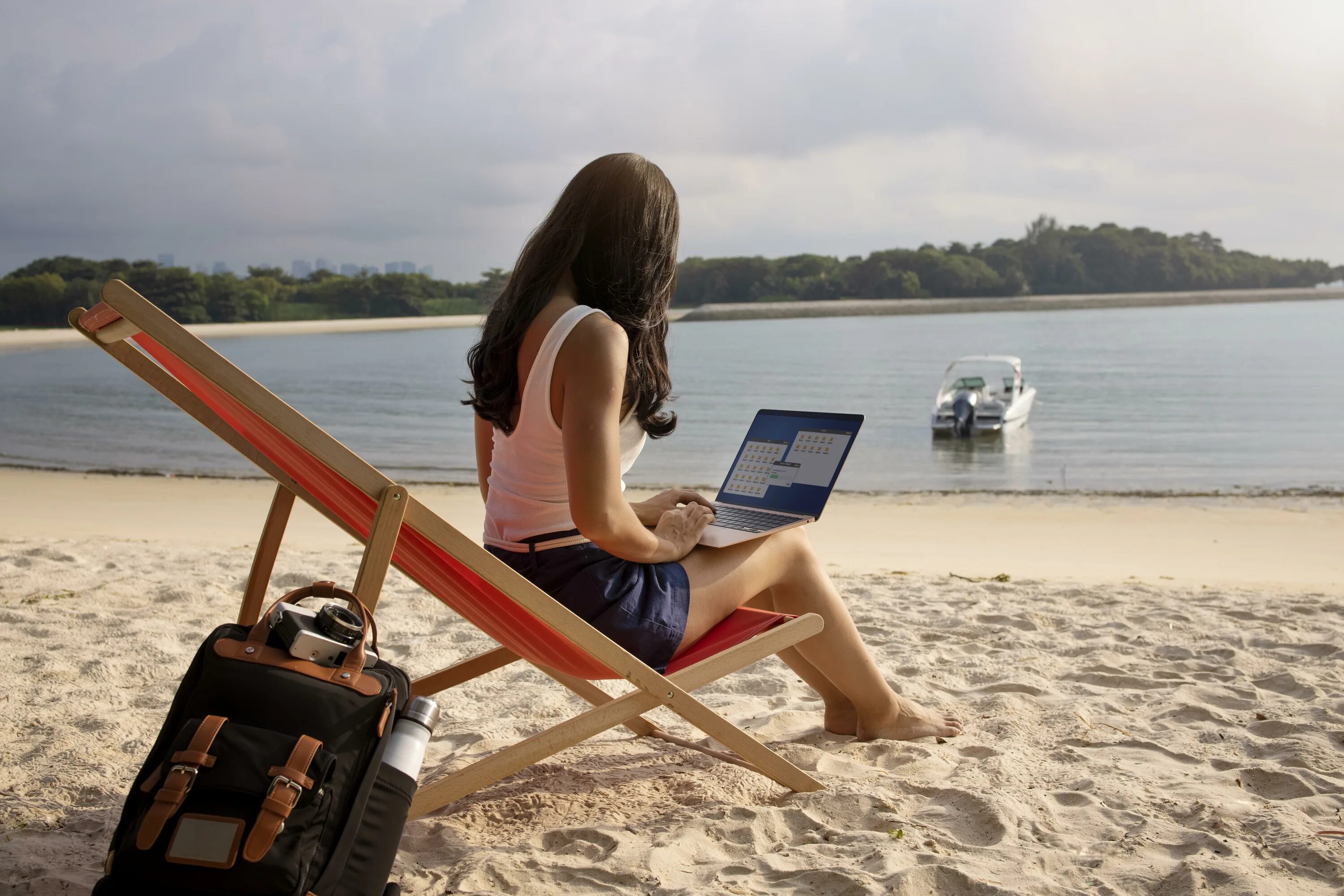 Повседневный отдых. Работа в путешествии. С ноутбуком на пляже. Bleisure-путешествия. С ноутбуком на море.
