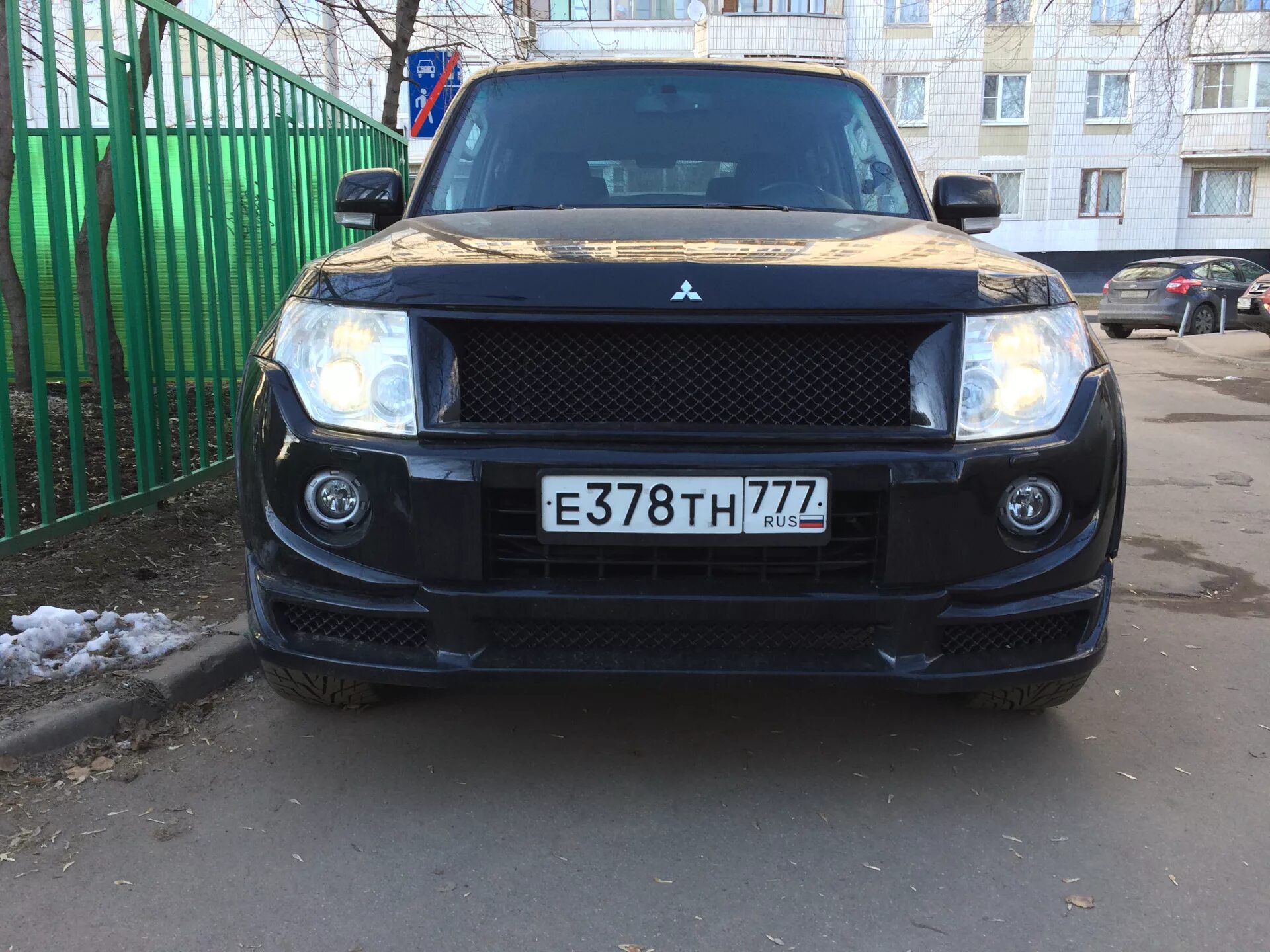 Установка новых сигналов и сетки в решетку радиатора Митсубиси Паджеро (Mitsubis