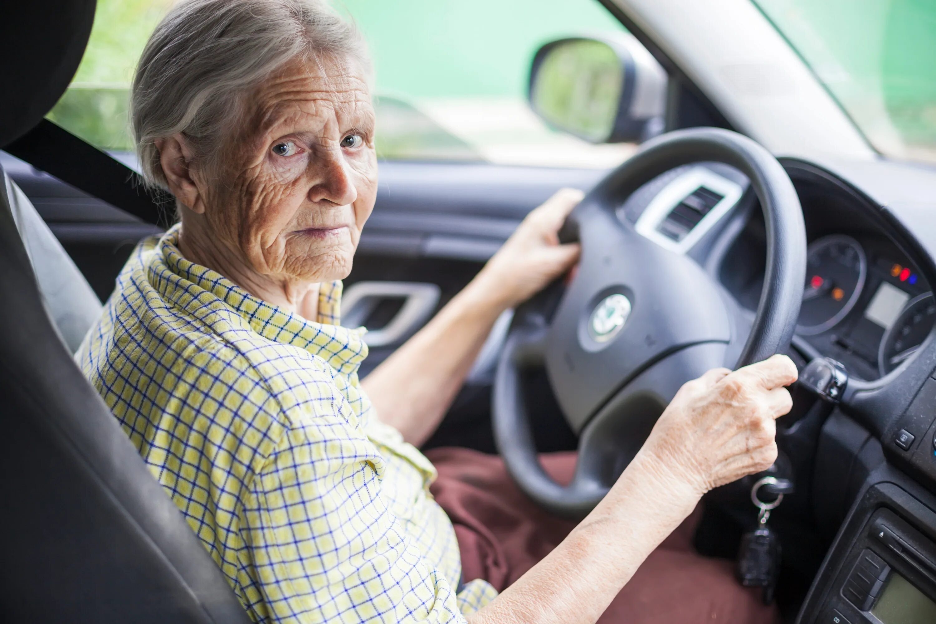 Пожилая женщина за рулем. Пожилой человек за рулем. Пожилая женщина в авто. Бабушка за рулем.
