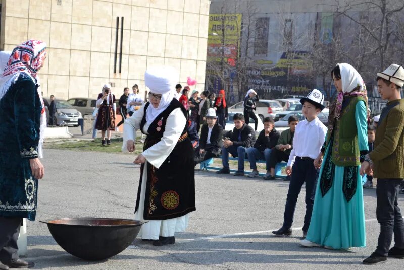 Киргизский праздник Нооруз. Традиции Нооруз Киргизия. О Киргизии празднование Нооруза. Нооруз в Кыргызстане сумолок. Классный час нооруз