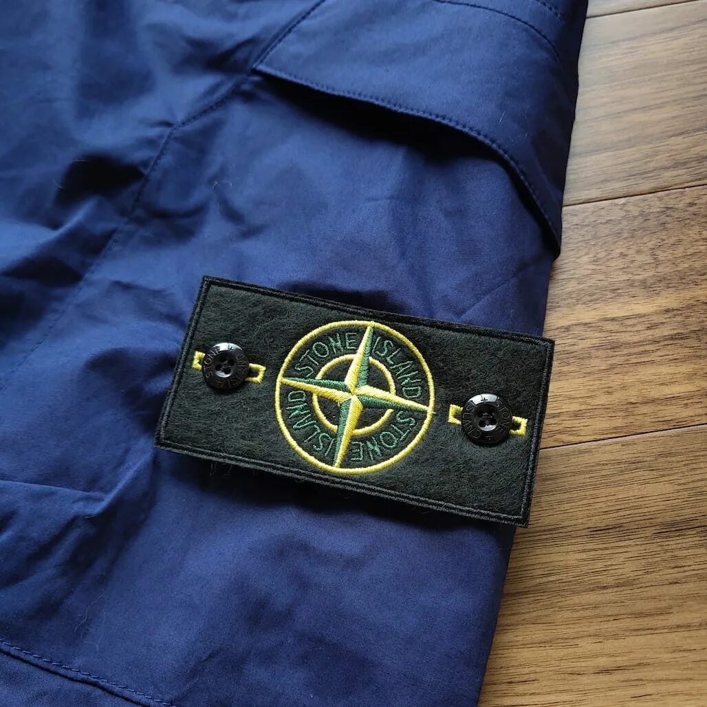 Значок stone. Вельветовые брюки Stone Island. Стоник Исланд. Стон Айленд ОФФНИКИ. Stone Island стоник.