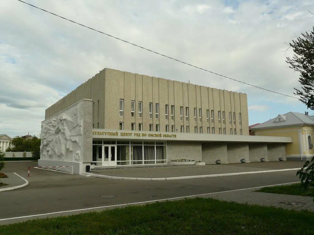 Кировский дк омск. Дворец культуры Дзержинского Омск. Культурный центр МВД Омск. Ул Достоевского культурный центр МВД. Ул Достоевского 2 Омск.