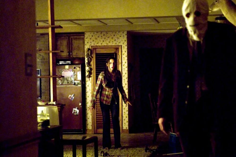 Незнакомцы фильм 2008. Незнакомцы фильм 2008. Незнакомцы концовка. Незнакомцы концовка. Незнакомцы: жестокие игры фильм 2018.