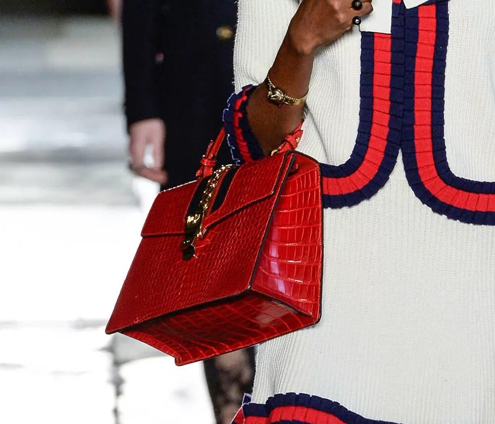 Сумка christian dior 2020. Модные сумки лето 2020. Сумки версаче 2020. Сумки 2020. Модные сумки 2020.