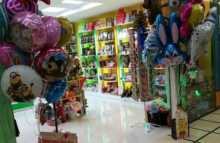 Магазин игрушек и шаров. Магазин шаров и подарков. Магазин игрушек и сувениров. Интерьер магазина шаров и подарков.