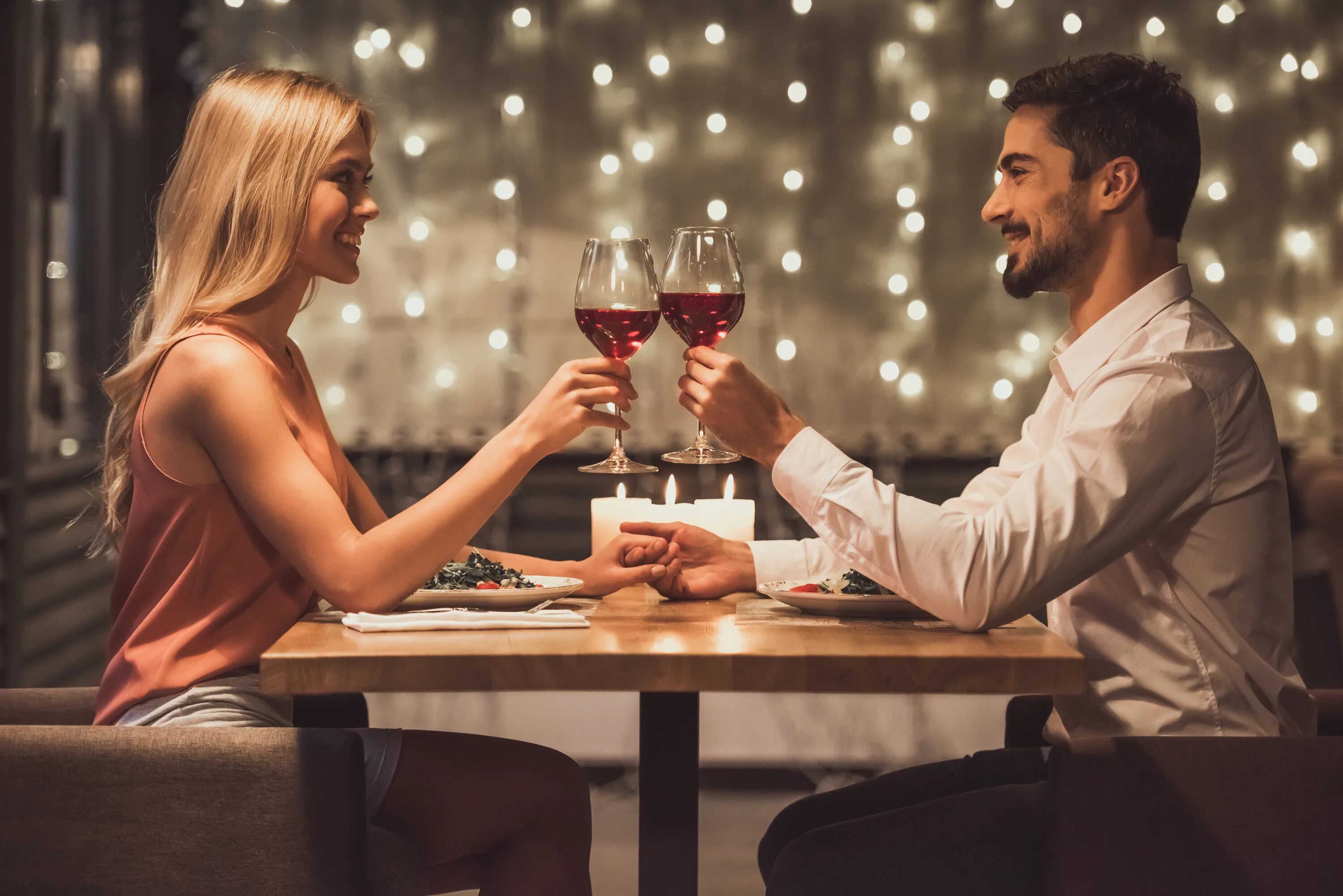 Романтический ужин в кафе. Девушка дарит подарок. Свидание с мужем. Candlelight dinner. Девушка дарит подарок.
