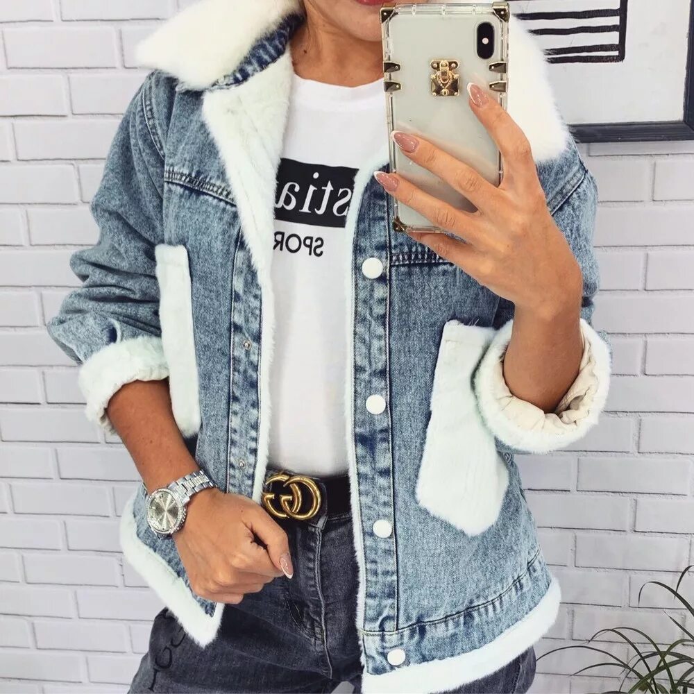 модные джинсовые куртки на меху женские. джинсовая куртка с белым мехом. джинсовая куртка с белым мехом. джинсовка с мехом. джинсовая куртка с мехом женская.