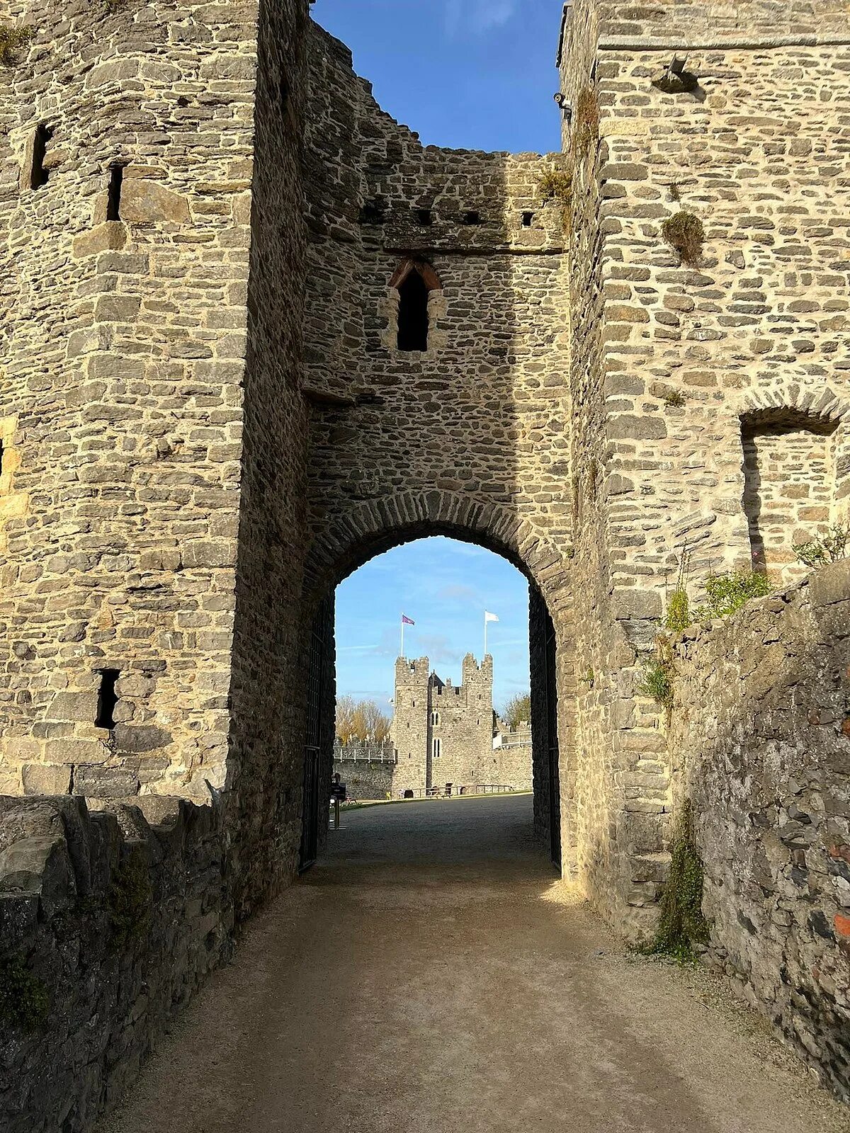 Дублин замок. Замок мечей. Замок бларни ирландия. Башня с мечом. Winsdor castle facts.