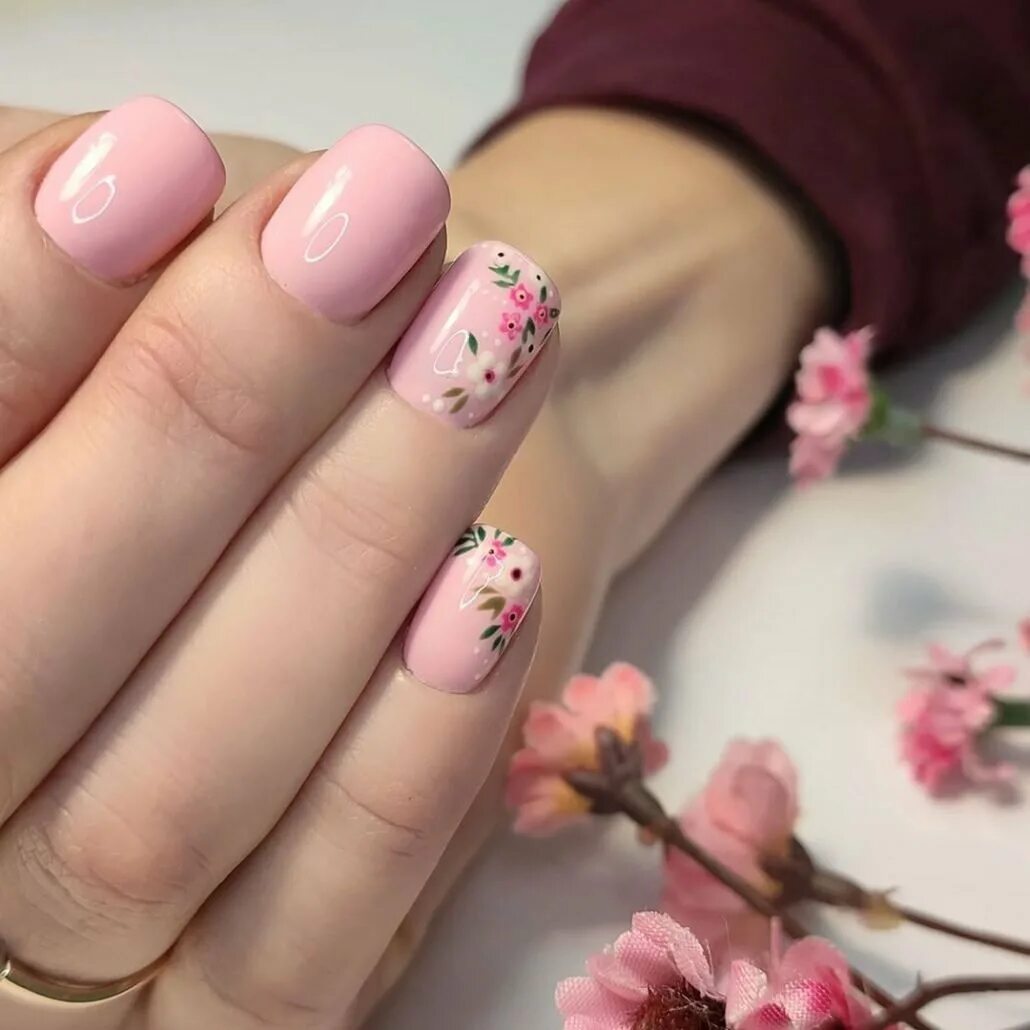 Весенний дизайн маникюра на короткие ногти. Розовые ногти с цветочками. Нежный маникюр светочками. Весенний маникюр розовый.