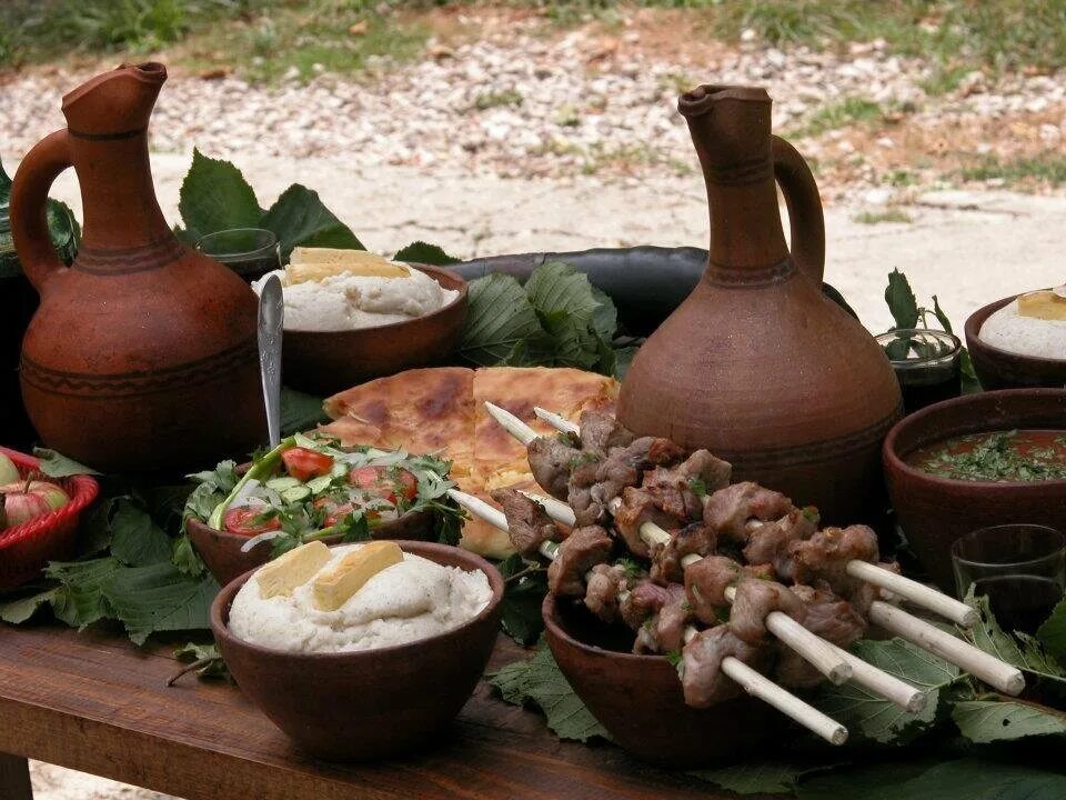 Грузинская национальная кухня. Национальная кухня Абхазии. Абхазские блюда национальные. Грузинский стол с едой. Традиционный грузинский стол.