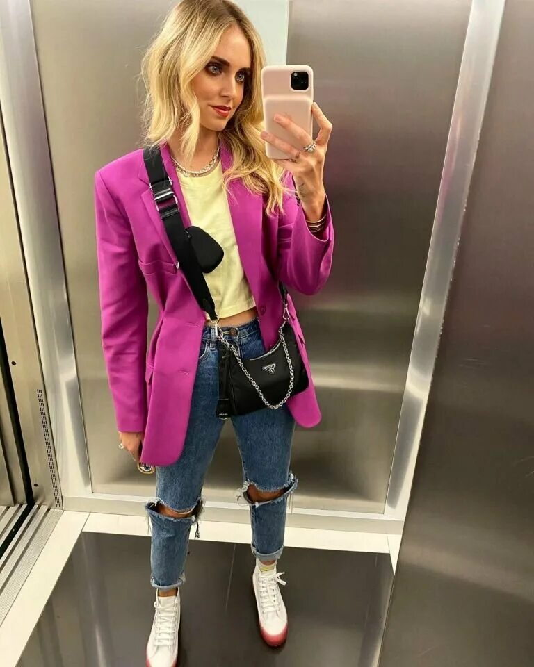 Стильные яркие образы. Лавандовый цвет в одежде. Бордовые джинсовые шорты с чем носить. Цвета в моде 2022. Кьяра ферраньи 2021.