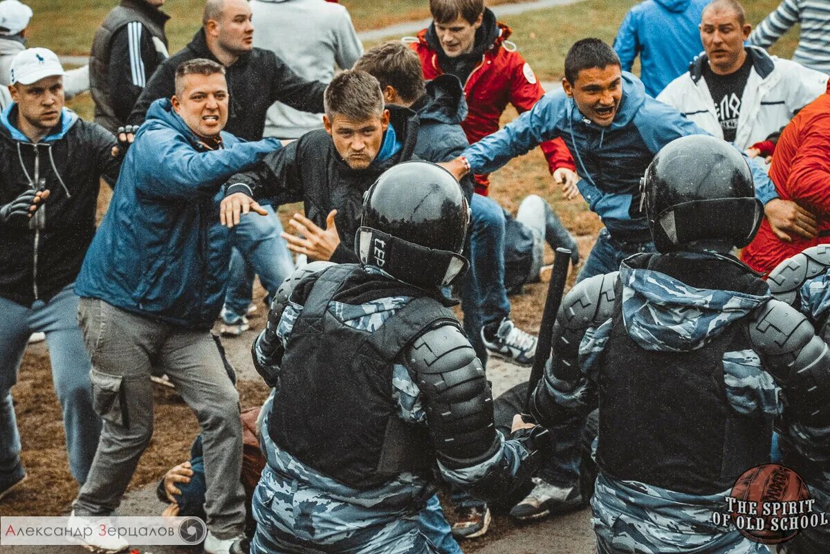 Околофутбола субкультура. Фанаты Околофутбола. Лев против околофутбольщика