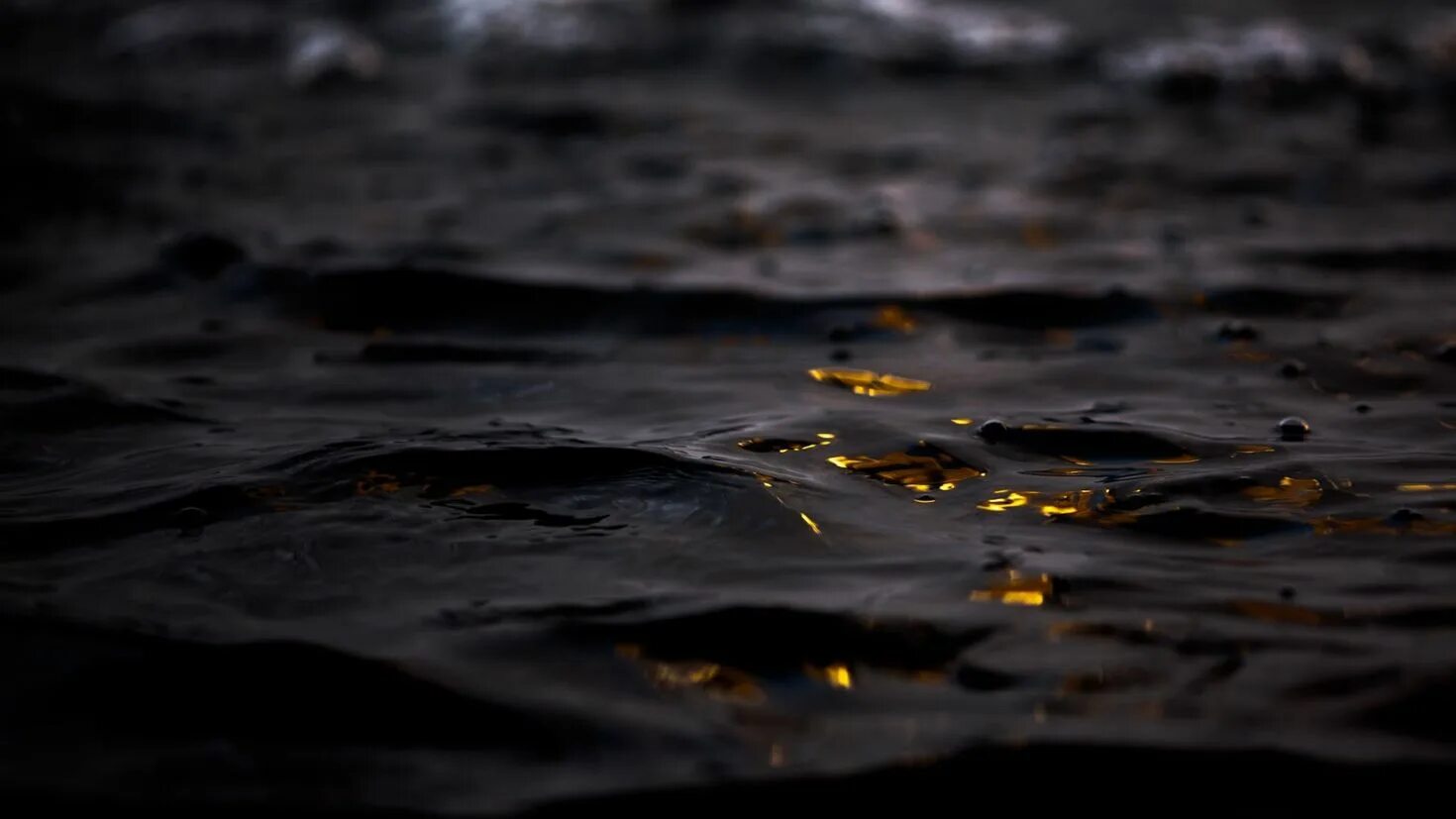 Картинки черные вода. Черная вода. Темные воды. Темное море. Море черного цвета.