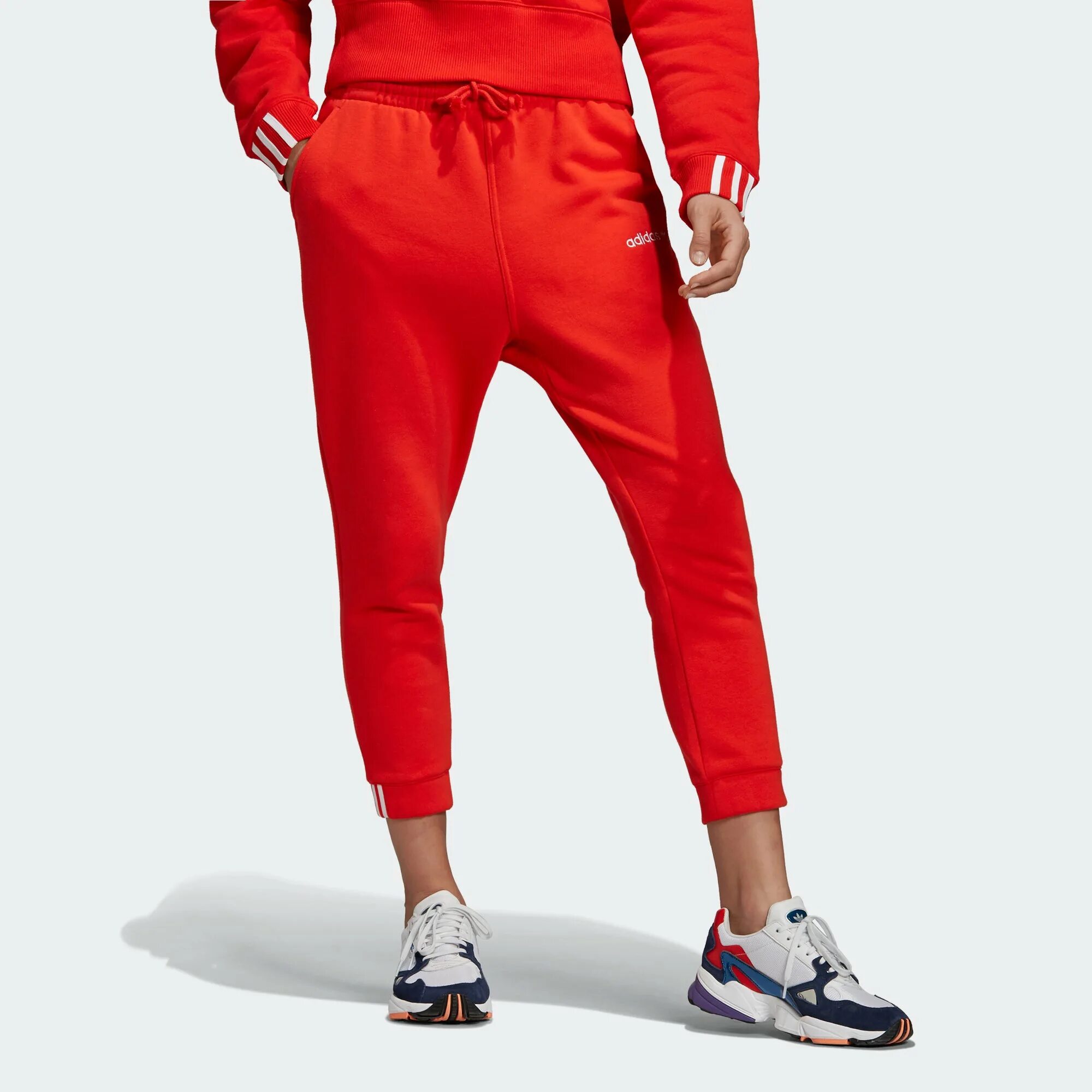 Брюки coeeze adidas Originals. Adidas Originals Red штаны. Штаны adidas Originals красные. Красные штаны адидас ориджинал.