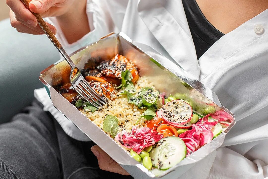 Где выгоднее заказывать еду. Еда на вынос. Готовые обеды. Доставка еды. Курьер с продуктами.