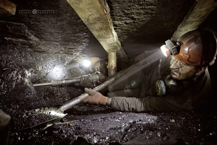 Горняк в шахте. Шахтер профессия. Шахтера 4 шахты. Шахтера 4 шахты. Шахтер в шахте.