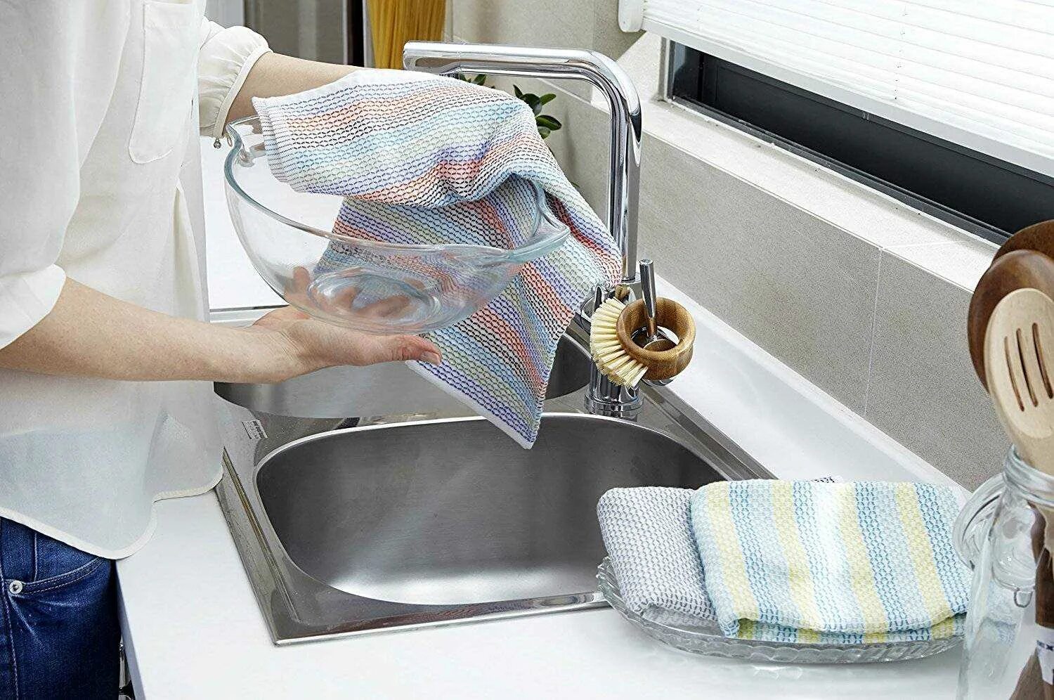 Как постирать полотенца в стиральной машине. Грязные кухонные полотенца. Стирает кухонные полотенца. Стирка кухонных полотенец. Машинка для стирки кухонных полотенец.