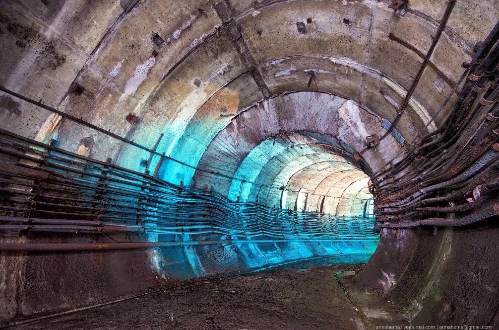 Metro 2033 подземные города. тоннели киевского метро. заброшенный тоннель. заброшенный туннель. заброшеные туннели метро.