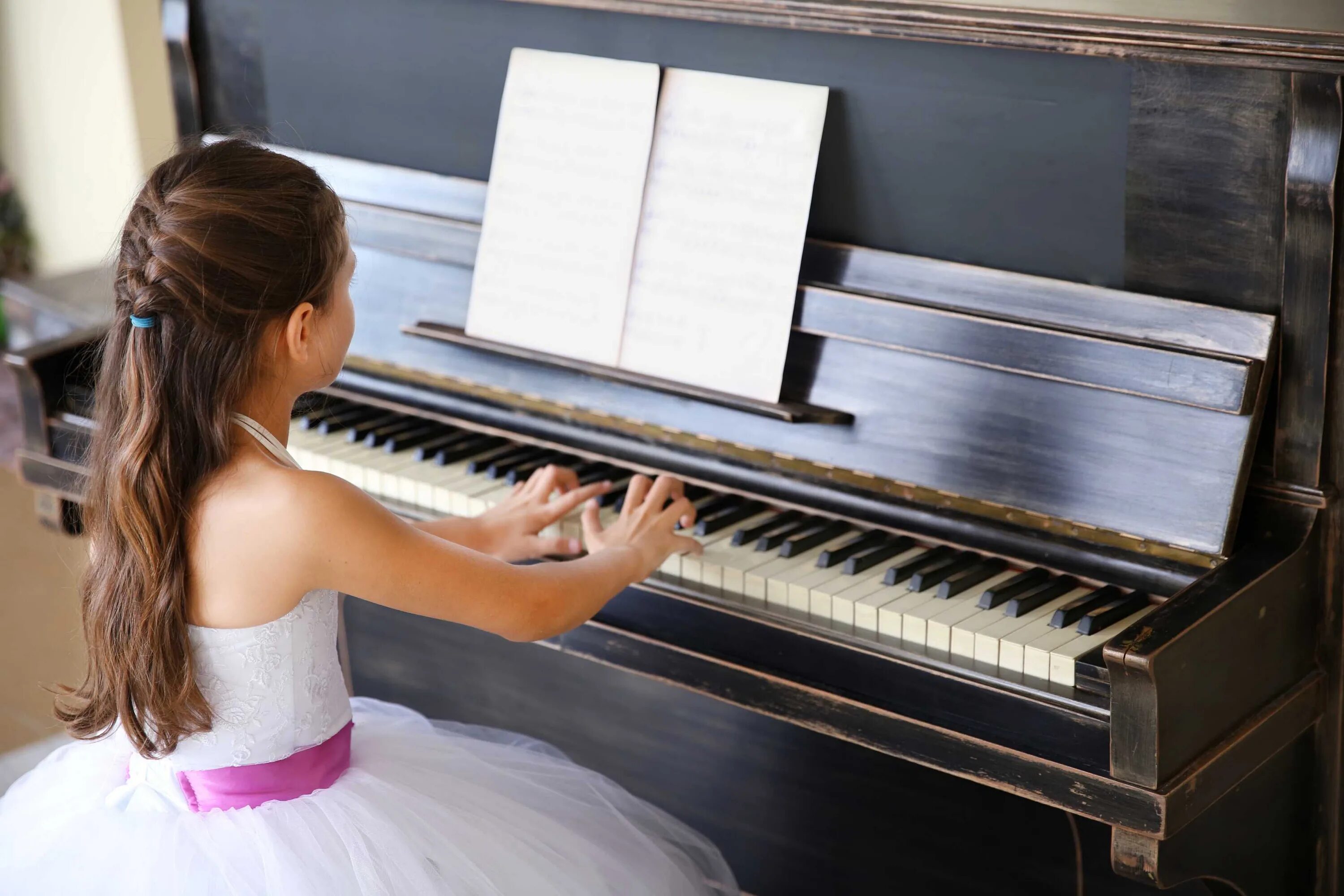 Look she playing the piano
