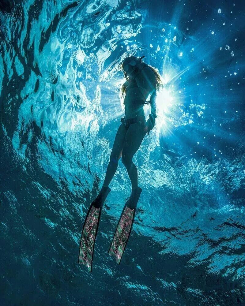 Океан под водой. Русалка из воды. Елена калис фотограф. Девушка тонет в воде. Девушка под водой.