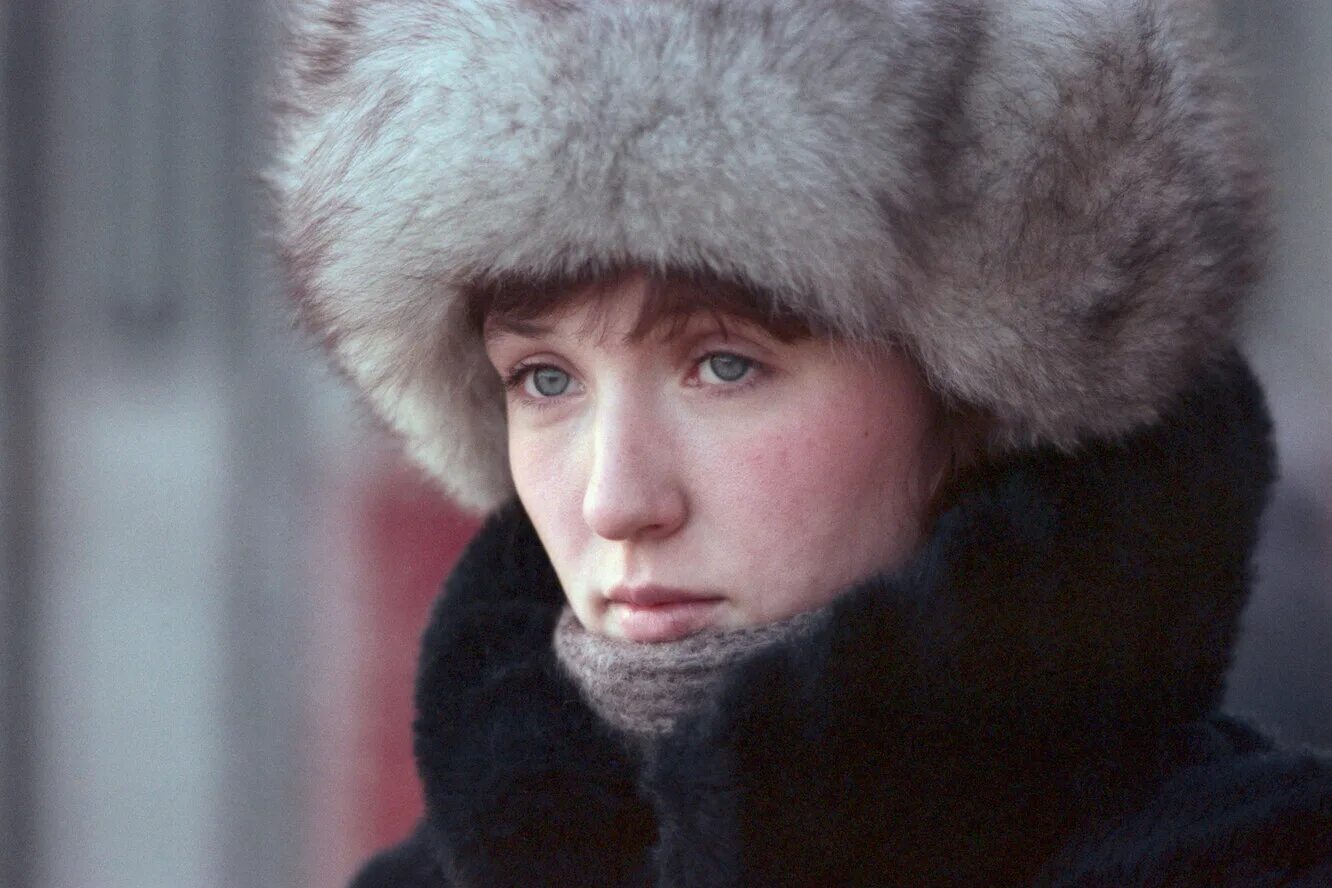 Шапка из 80 х. Советские женщины в шапках. женщины в меховых шапках 90е. советские женщины в меховых шапках. советская меховая шапка.
