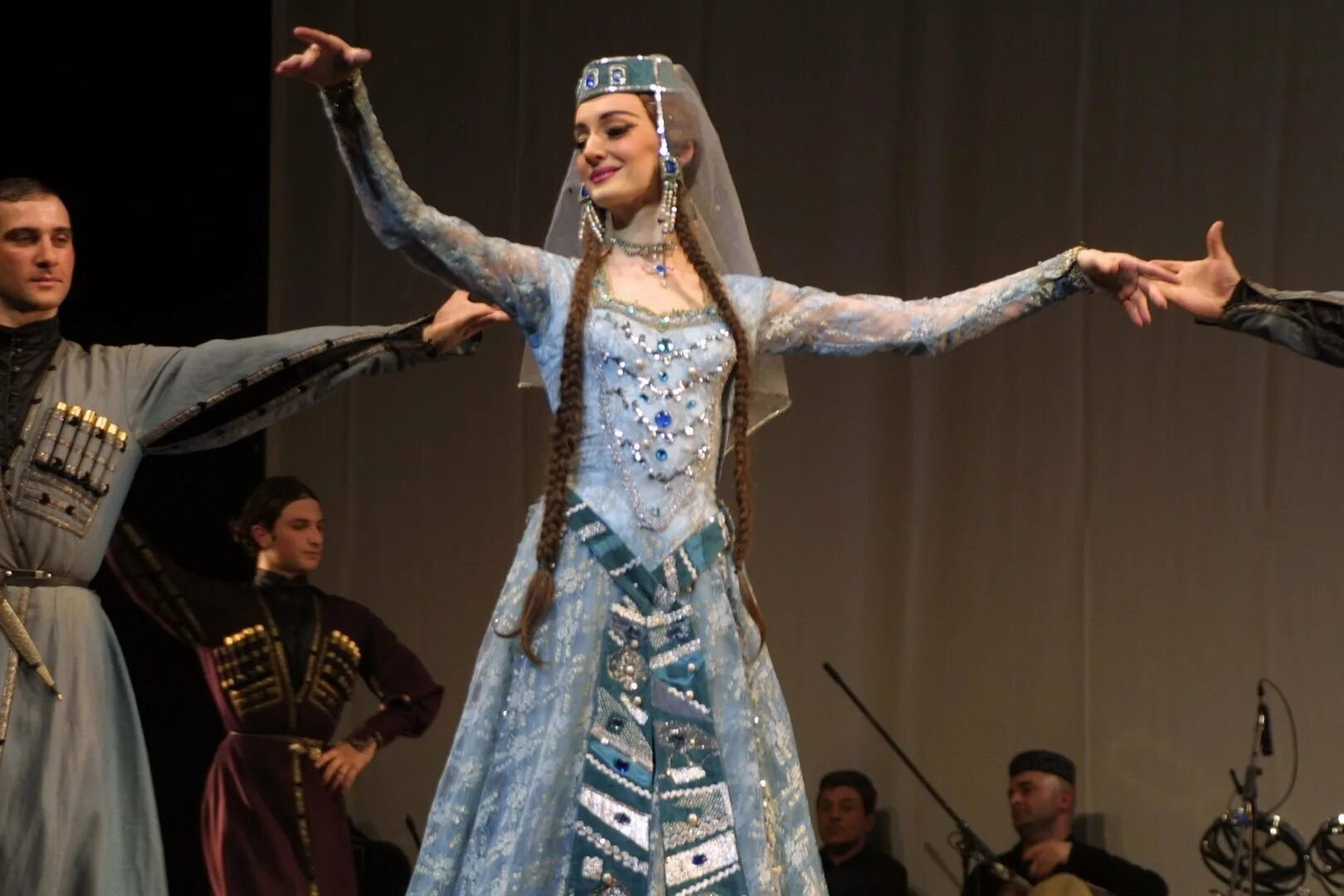 Грузинские танцы девушек. Грузинские костюмы для танцев. Сухишвили аджарский. Грузинский ансамбль сухишвили. Грузинские танцы девушек.