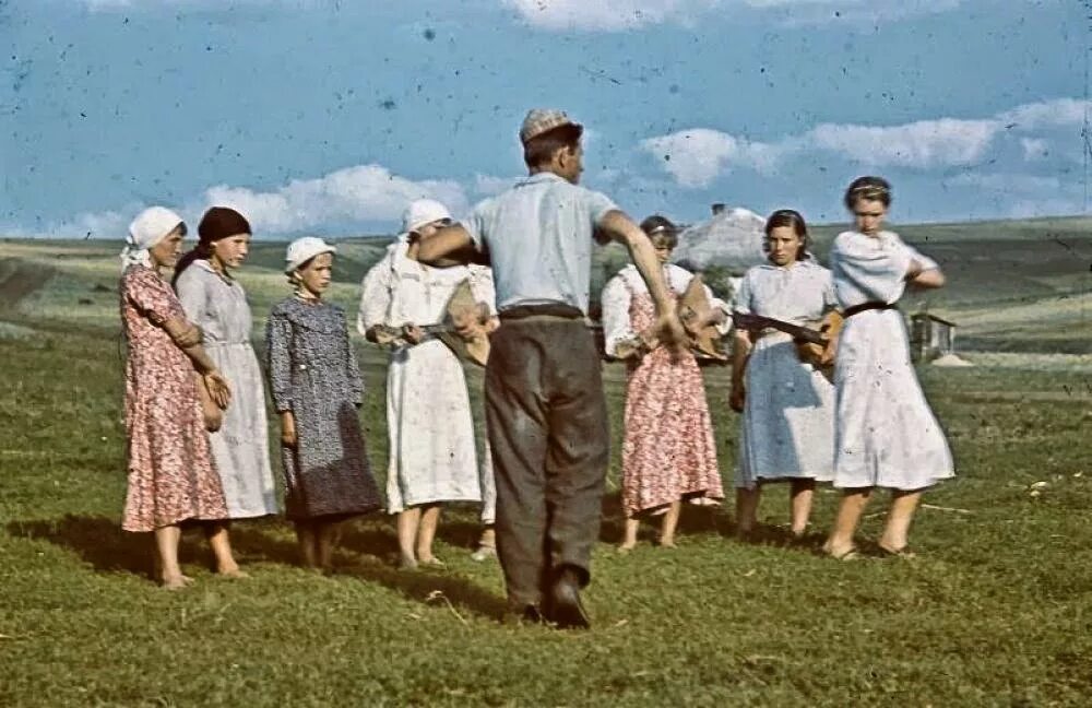 Военные в мирной жизни. Излучина Дона 1942. Довоенные годы. Сельские жители. Одежда женщин перед войной.