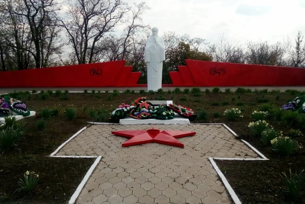 Крест сальск. Памятники Великой Отечественной войны в Ростовской области. Памятники Победы в Великой Отечественной в Ростовской области. Памятники Великой Отечественной войны в Гуково. Памятники воинам ВОВ В Ростовской области.