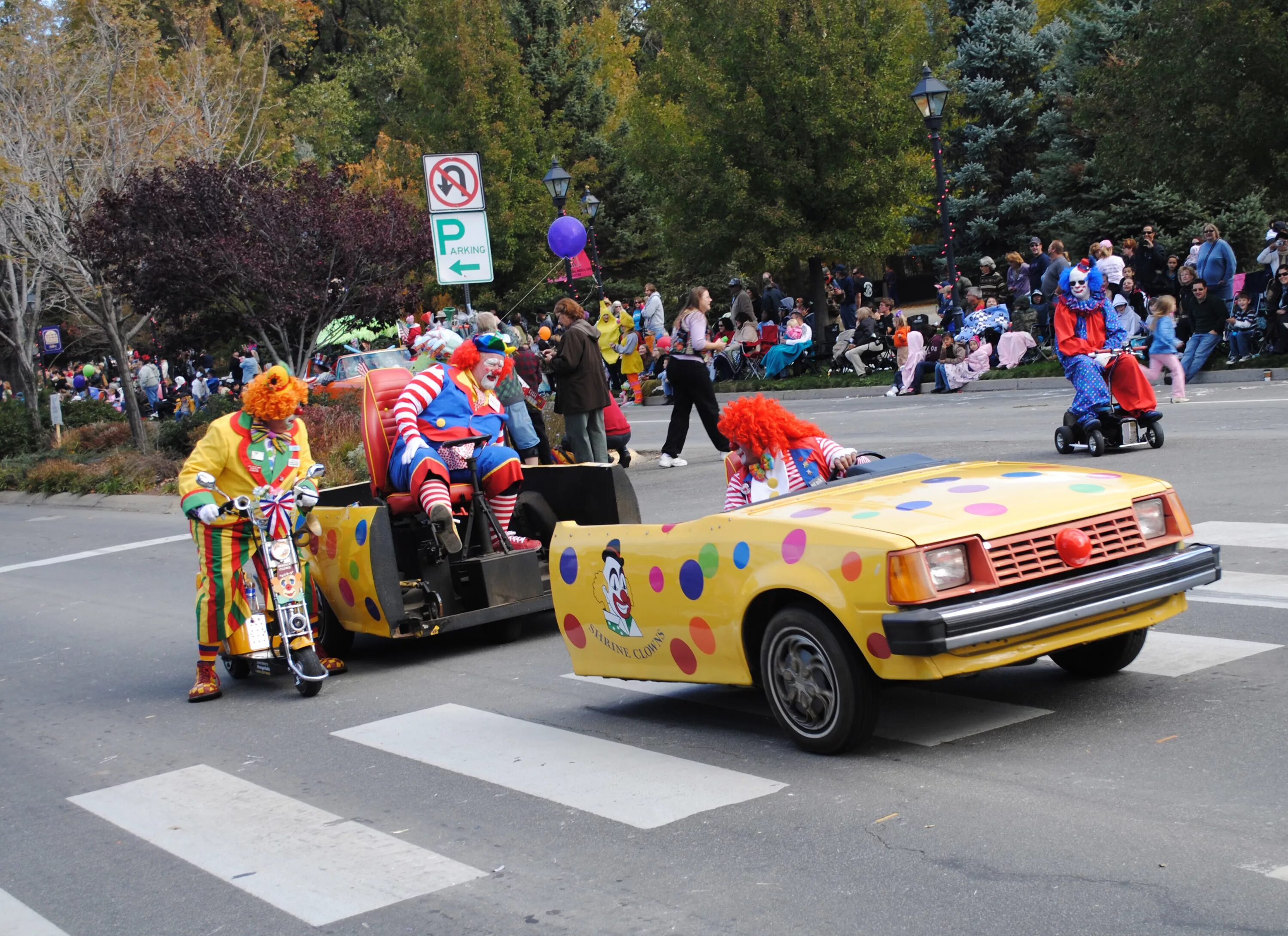 Клонюуны в маленькой машинк. Clown car. Клоунский автомобиль. Автомобиль клоуна. Машинка клоунов.