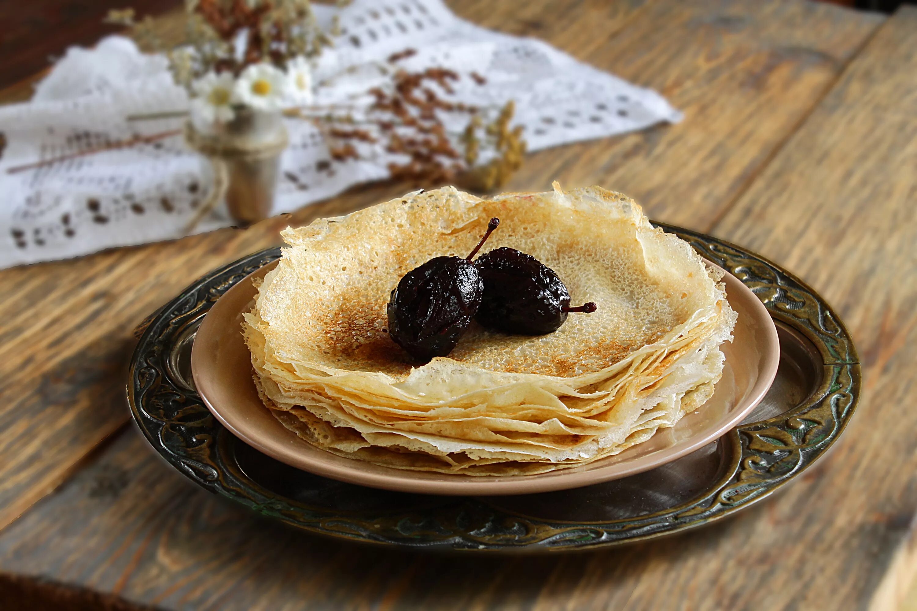 Вкуснейшие блины на воде рецепт с фото. Постные блинчики. Тонкие постные блинчики. Блины на воде. Постные блины на воде.