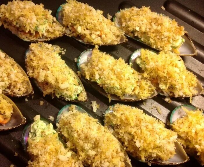 мидии в духовке с сыром. запечённые мидии в ракушках с сыром. мидии в створках запеченные в духовке. мидии киви со спайси соусом. запечённые мидии в ракушках с сыром.