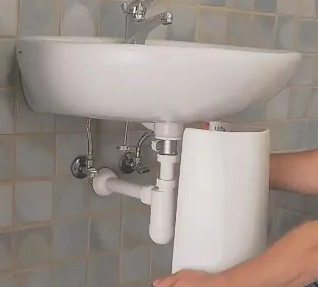 трубы под раковиной в ванной. крепление раковины с пьедесталом к стене. тюльпан santek "бриз" - 60. пьедесталом сифоном смесителем. унитаз-компакт santek лига 1wh302141.